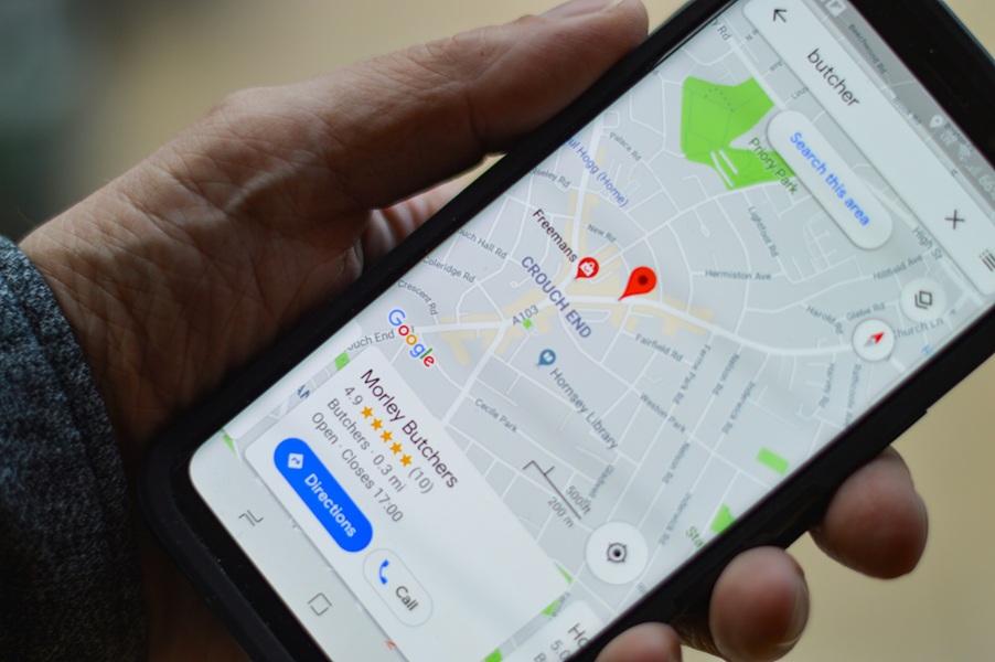 Ejemplo de ficha de Google Maps optimizada y visible en un teléfono móvil